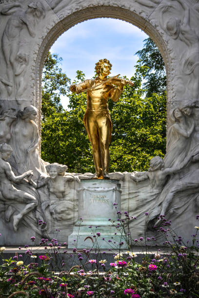 o monumento dourado johann strauss em stadtpark - viena, áustria - vienna austria statue johann strauss statue - fotografias e filmes do acervo