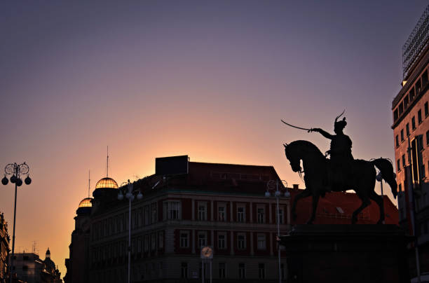 silhouettes de la place ban jelačić au coucher du soleil - zagreb, croatie - place ban jelacic photos et images de collection