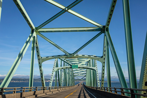 The Astoria–Megler Bridge crosses the Columbia river, connecting the states of Oregon and Washington.