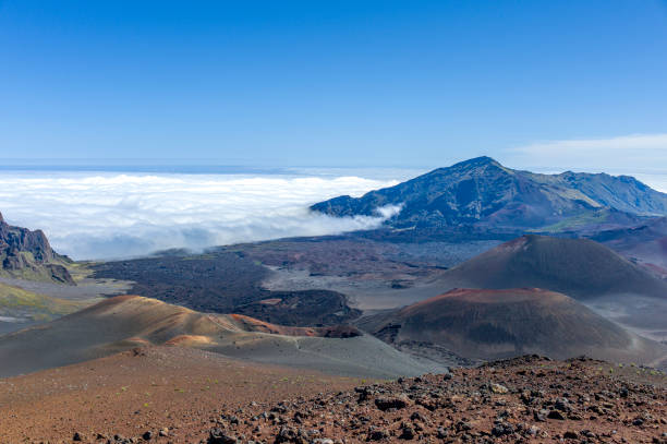 overall view of haleakala crater, haleakala national park, maui, hawaii - haleakala crater imagens e fotografias de stock
