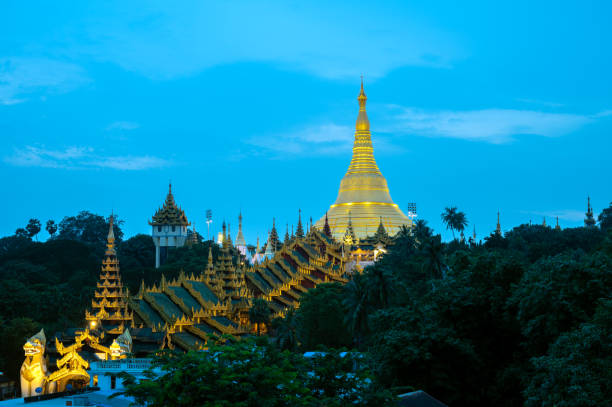 de shwedagon paya em yangon, mianmar - shwedagon pagoda yangon sunset pagoda - fotografias e filmes do acervo