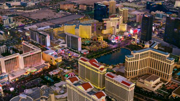 vista della strip di las vegas in nevada - the cosmopolitan of las vegas foto e immagini stock