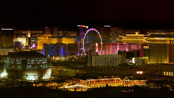 vista di high roller e degli hotel circostanti - the cosmopolitan of las vegas foto e immagini stock