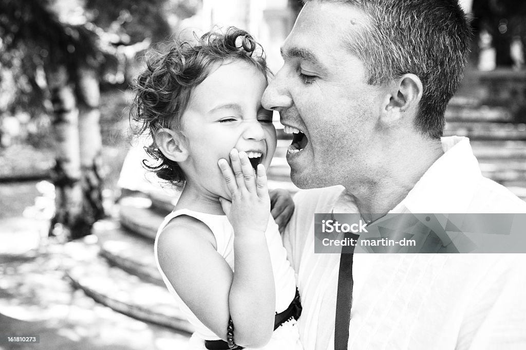 Vater und seine kleine Tochter mit Schreien von joy - Lizenzfrei Männer Stock-Foto