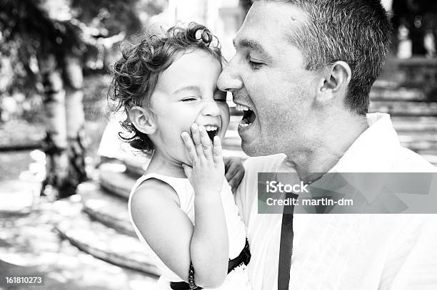 Vater Und Seine Kleine Tochter Mit Schreien Von Joy Stockfoto und mehr Bilder von Männer