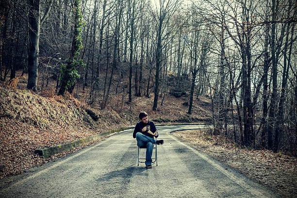 lectura hombre relajado bebiendo té al aire libre y - middle human age leaf tree fotografías e imágenes de stock