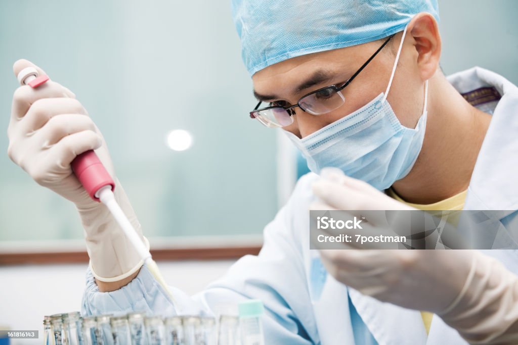 Esperimento di laboratorio - Foto stock royalty-free di Adulto