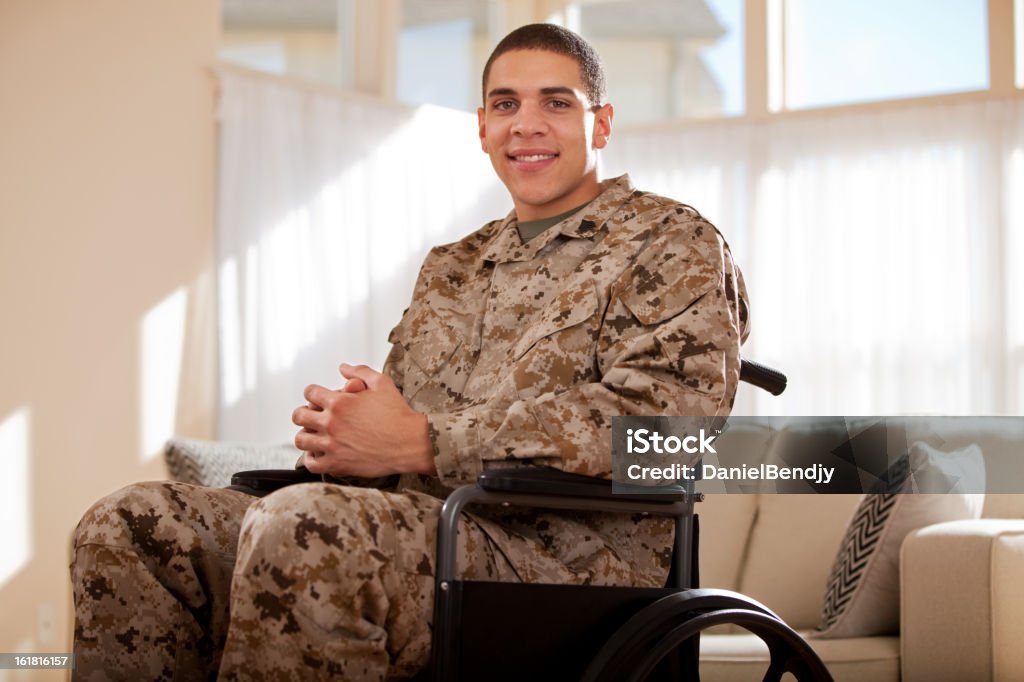 Veterano incapacitado US Marine Soldier para silla de ruedas - Foto de stock de Veterano de Guerra libre de derechos