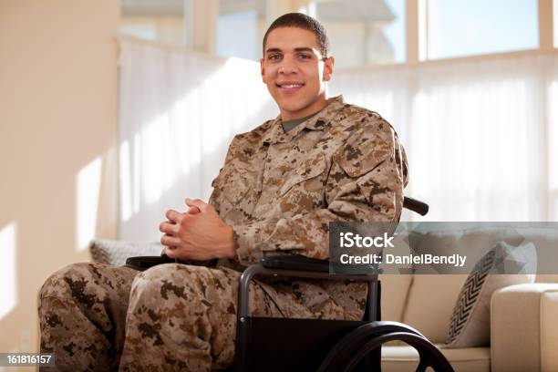 Veterano Incapacitado Us Marine Soldier Para Silla De Ruedas Foto de stock y más banco de imágenes de Veterano de Guerra