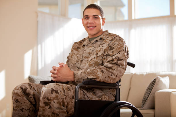 veterano-soldado marinho com deficiência em cadeira de rodas - marine life - fotografias e filmes do acervo