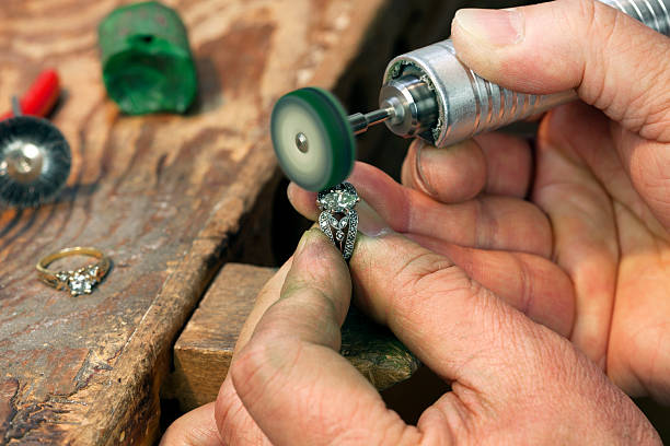 anillo reparar & pulido - jewelry craftsperson craft jeweller fotografías e imágenes de stock