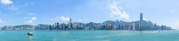 panorama de la vue sur le port de hong kong - hong kong skyline panoramic china photos et images de collection