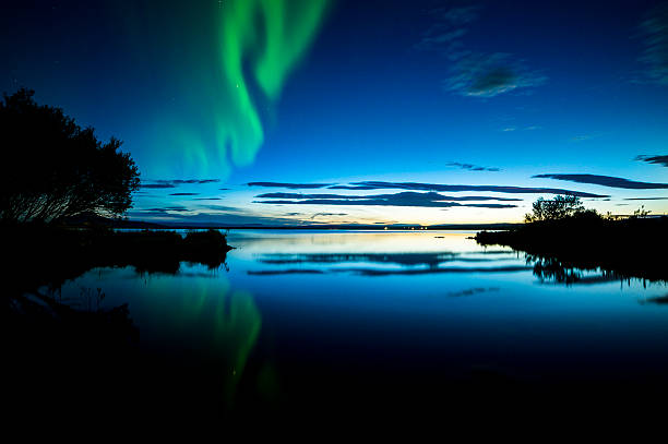 aurora borealis auf island - iceland meteorology aurora borealis galaxy stock-fotos und bilder