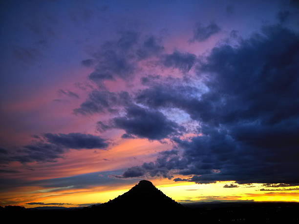 mobilestock юго-запад закат небо - moody sky dark saturated color extreme terrain стоковые фото и изображения