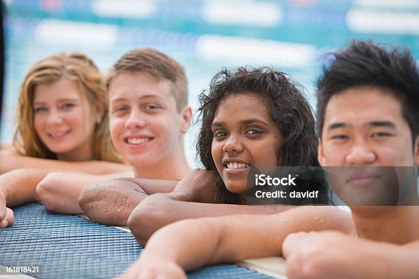Szczęśliwy Grupa Na Basen - zdjęcia stockowe i więcej obrazów Nastolatek - Nastolatek, Pływać, Adolescencja