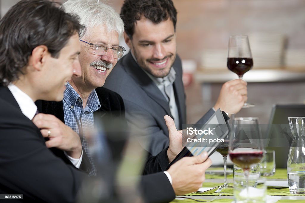 Hommes d'affaires après le déjeuner au restaurant et à l'aide de Tablette numérique - Photo de 30-34 ans libre de droits