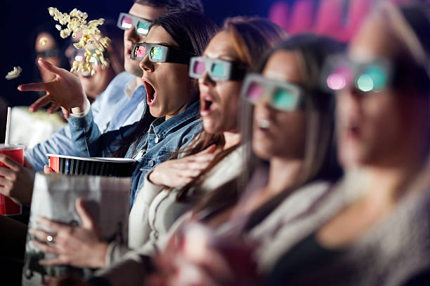 public en regardant un film avec des lunettes 3d. - three dimensional recreational pursuit behavior ecstatic photos et images de collection