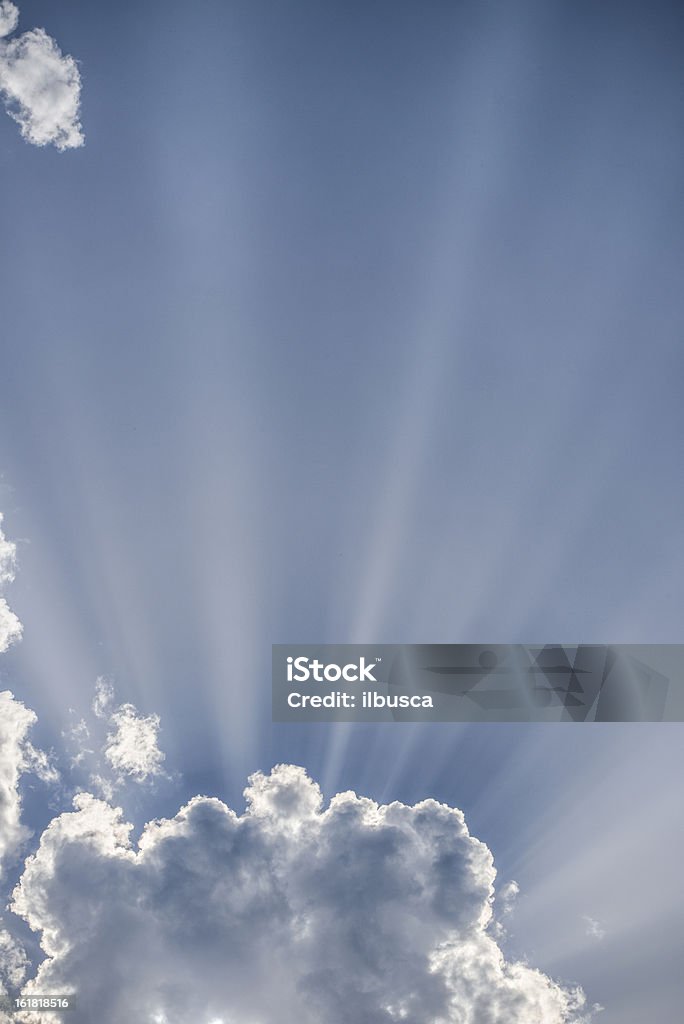 Cloud avec les rayons du soleil - Photo de Bleu libre de droits
