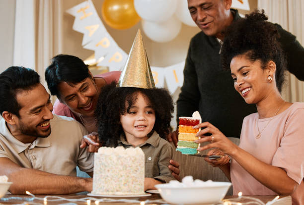 父、母、子と家族、バースデーケーキ、家でのお祝い、ケア、絆を伴うパーティー。祖父母を持つお父さん、お母さん、子供、アパートのイベントで一緒に興奮した顔と愛 - cake birthday domestic kitchen child ストックフォトと画像