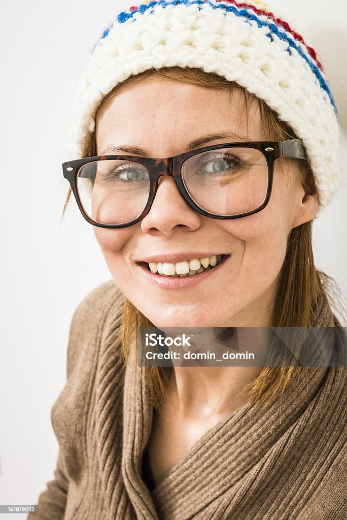 웃는 여자 인물 글라스잔, 겨울맞이 캡을 헤드 - 로열티 프리 겨울 스톡 사진