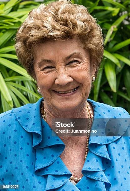 Feliz Mujer Senior Foto de stock y más banco de imágenes de 70-79 años - 70-79 años, 80-89 años, Adulto