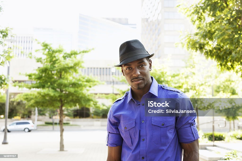 Elegante hombre joven en la ciudad - Foto de stock de Africano-americano libre de derechos
