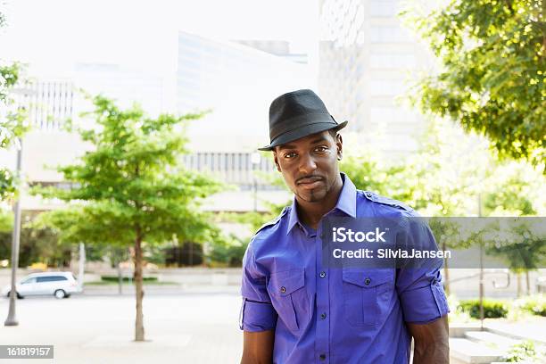Elegante Hombre Joven En La Ciudad Foto de stock y más banco de imágenes de Africano-americano - Africano-americano, Afrodescendiente, Hombres