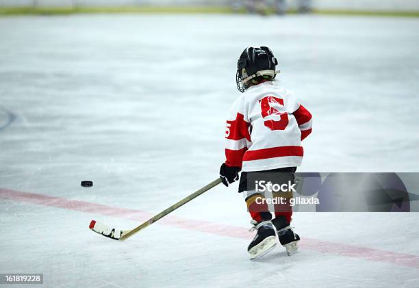 Junior De Hockey Sobre Hielo Foto de stock y más banco de imágenes de Niño - Niño, Hockey sobre hielo, Niñez