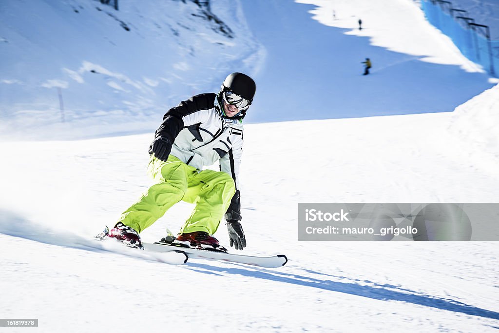Hombre joven de esquí - Foto de stock de Abrigo de invierno libre de derechos