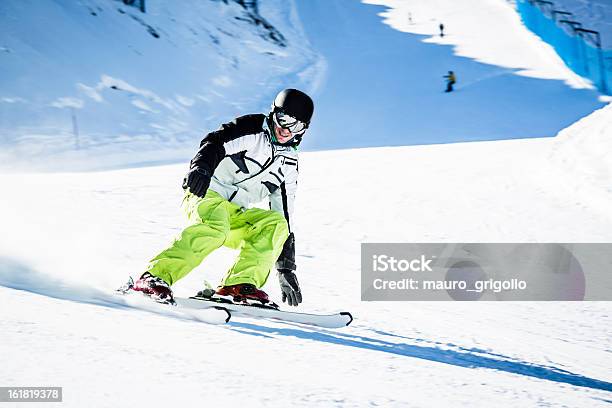 Молодой Человек Катающийся На Лыжах — стоковые фотографии и другие картинки Белый - Белый, Брызги, Веселье