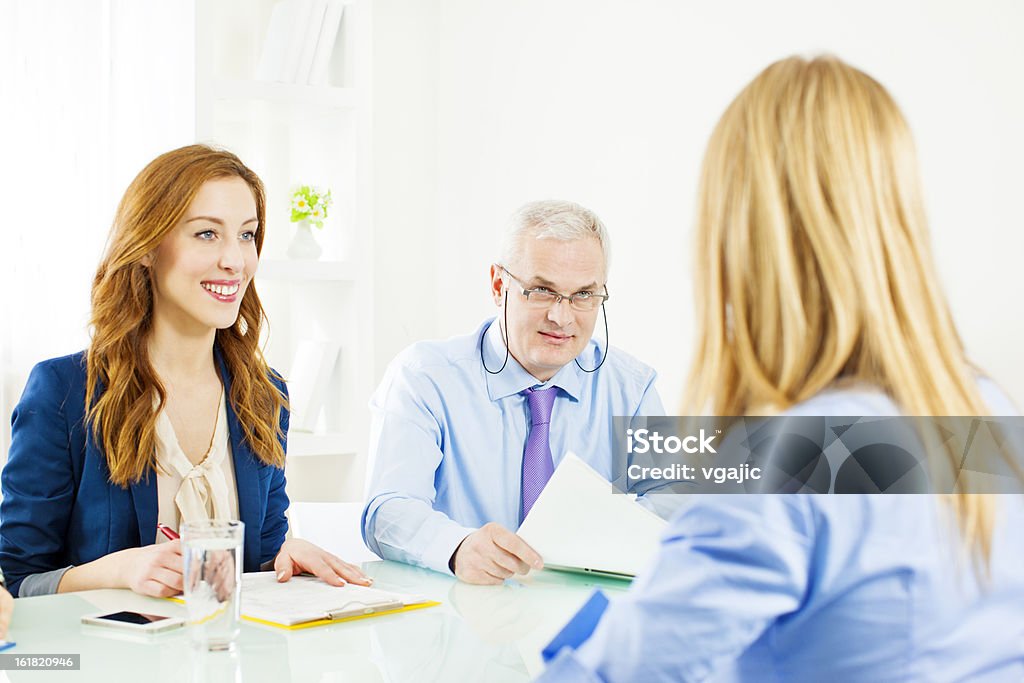 Jovem mulher tendo Entrevista de Trabalho - Foto de stock de 20-24 Anos royalty-free