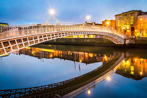 ha'penny bridge di dublino, irlanda - dublin ireland bridge hapenny penny foto e immagini stock