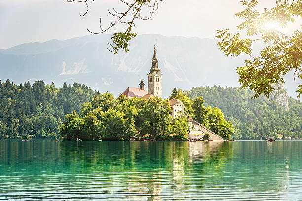 lago de bled eslovênia paisagem - santa maria church - fotografias e filmes do acervo