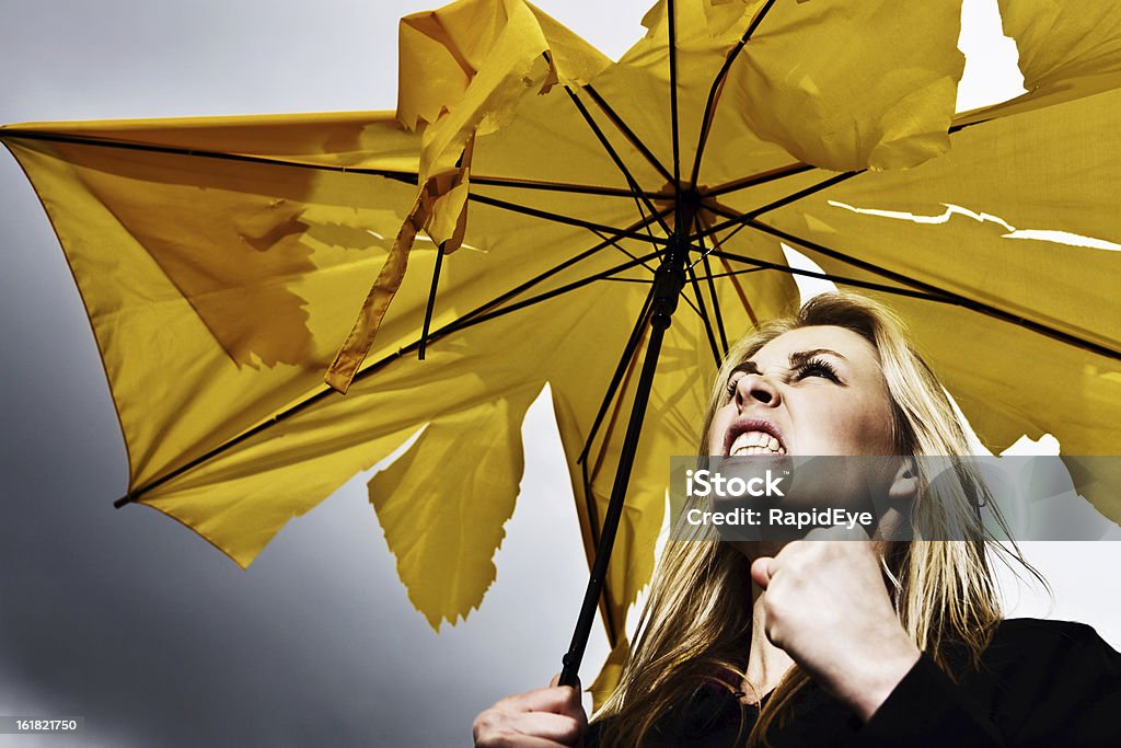 No canta en la lluvia: Frustrado mujer con sombrilla roto - Foto de stock de Mujeres libre de derechos