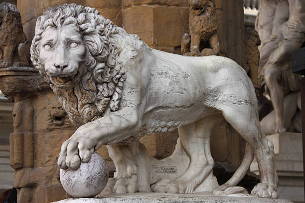 leão em florença - loggia dei lanzi imagens e fotografias de stock