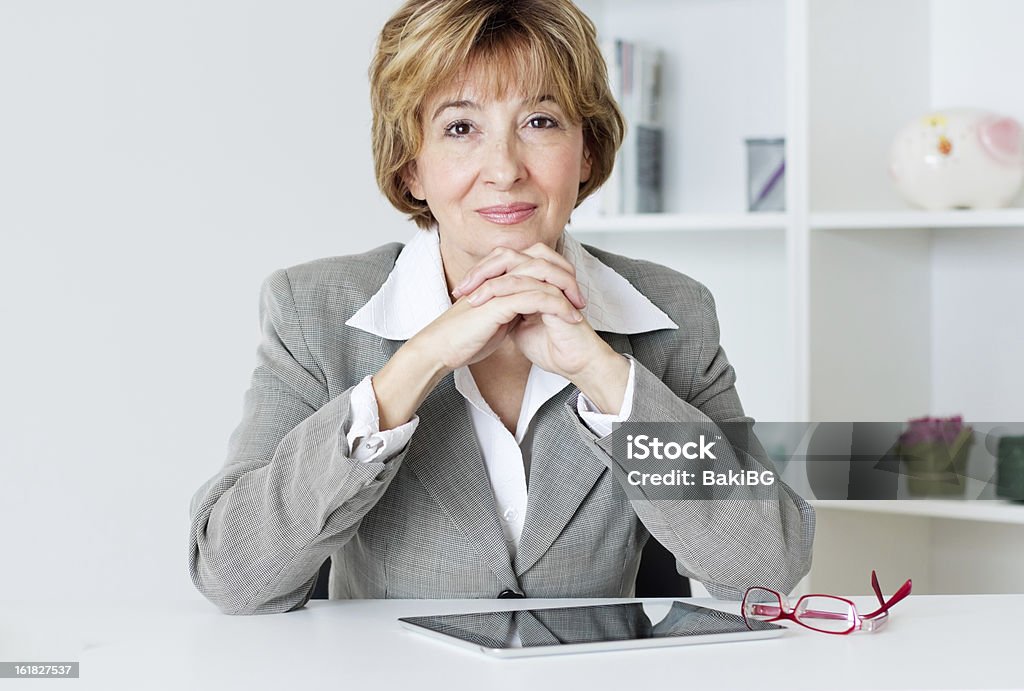 Sonriente mujer de negocios - Foto de stock de Mujeres libre de derechos