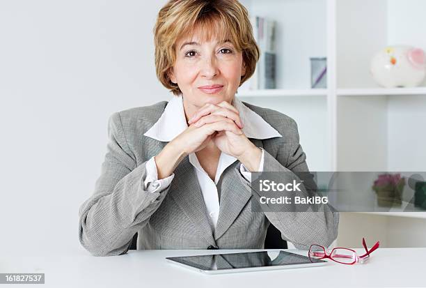 Sonriente Mujer De Negocios Foto de stock y más banco de imágenes de Mujeres - Mujeres, Retrato, 55-59 años