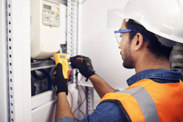 technicien, homme et multimètre testant la puissance pour l’électricité, l’inspection de l’énergie et le système électrique. électricien, ingénierie et outil de test de tension pour machine, mécanique industrielle et salle de contrôle - house quality control examining construction photos et images de collection