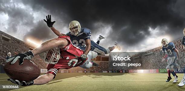 American Football Player Stockfoto und mehr Bilder von Amerikanischer Football - Amerikanischer Football, Football - Spielball, Sportlicher Zweikampf