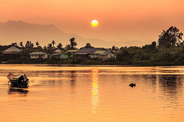 закате вдоль реки в кучинге, борнео - island of borneo стоковые фото и изображения