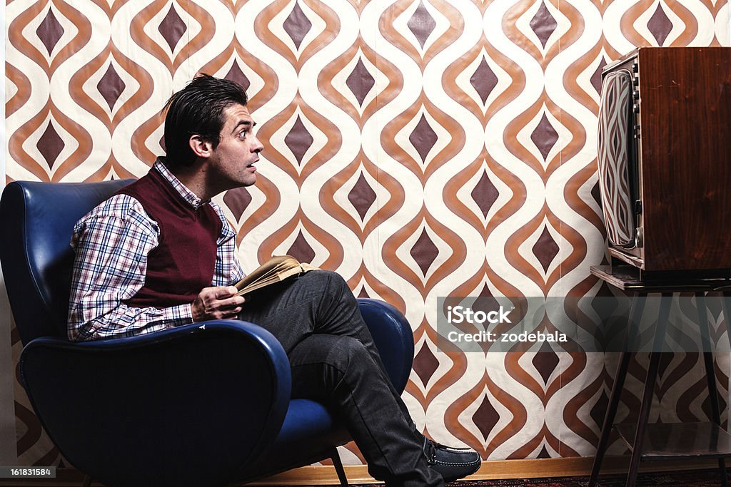 Homem assistindo a TV no quarto, surpresa retrô com expressão - Foto de stock de Televisor royalty-free
