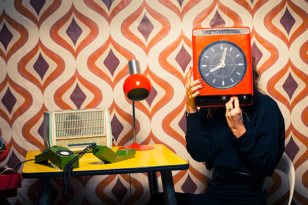 secretario en vintage oficina sosteniendo un reloj - telephone old old fashioned desk fotografías e imágenes de stock