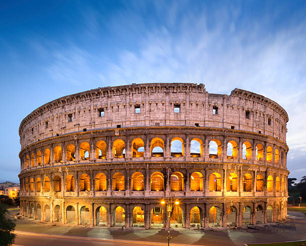 golden coliseum à la tombée de la nuit, rome, italie - coliseum photos et images de collection