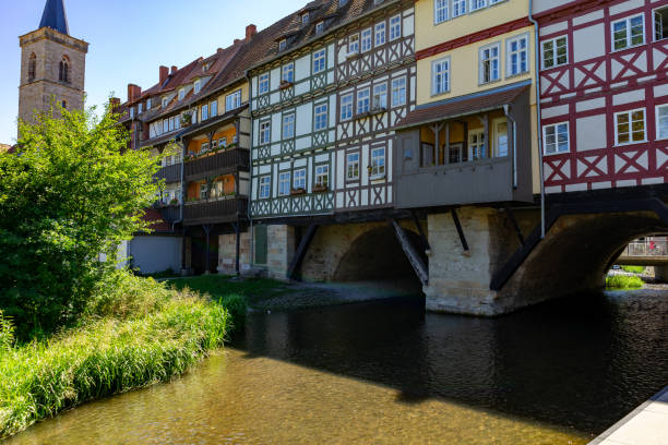 vecchie case in città con ponte un autista a erfurt 01 - krämerbrücke foto e immagini stock