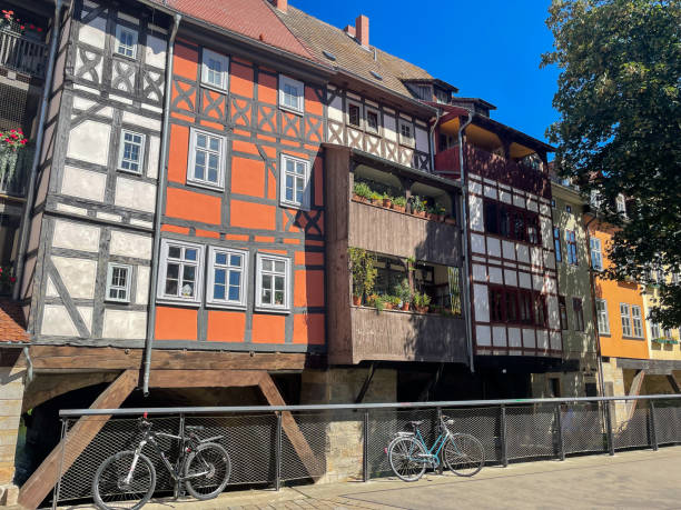 vecchie case in città con ponte un autista a erfurt 02 - krämerbrücke foto e immagini stock