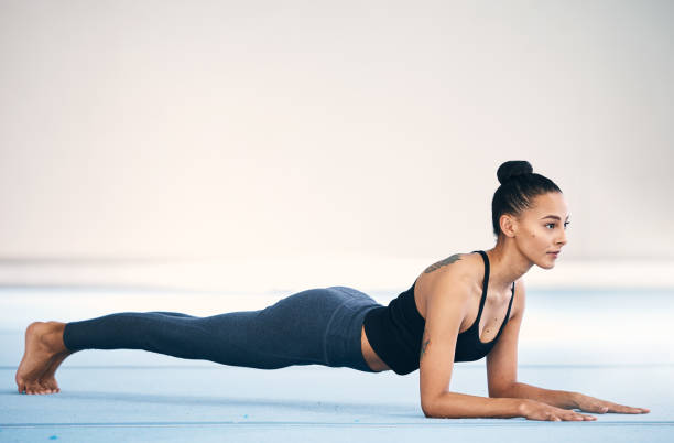 Fitness, woman and stretching or plank in workout, exercise or training at gym on mockup. Serious, sporty and fit female exercising for healthy wellness or body stretch on floor with copy space fitness, mujer y estiramiento o plancha en entrenamiento, ejercicio o entrenamiento en el gimnasio en maqueta. ejercicio femenino serio, deportivo y en forma para un bienestar saludable o estiramiento corporal en el piso con espacio de copia