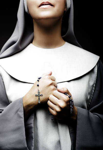 monja de oración - nun praying clergy women fotografías e imágenes de stock