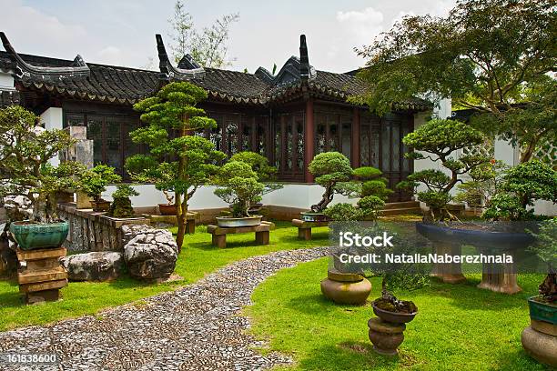 Jardín Un Bonsái Singapur Foto de stock y más banco de imágenes de Acera - Acera, Aire libre, Arquitectura exterior
