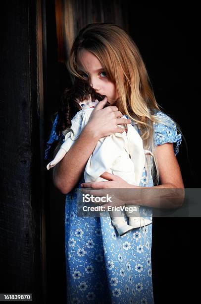 Abusos Joven Chica Con Su Doll Foto de stock y más banco de imágenes de Abuso de niños - Abuso de niños, Tristeza, Niñas