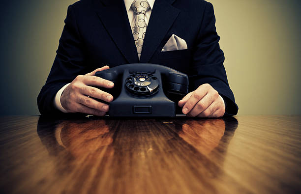 homme d'affaires rétro téléphone - retro revival telephone human hand toned image photos et images de collection